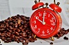 Titelbild Lernpausen gestalten: Das Bild zeigt eine Uhr mit Kaffeebohnen